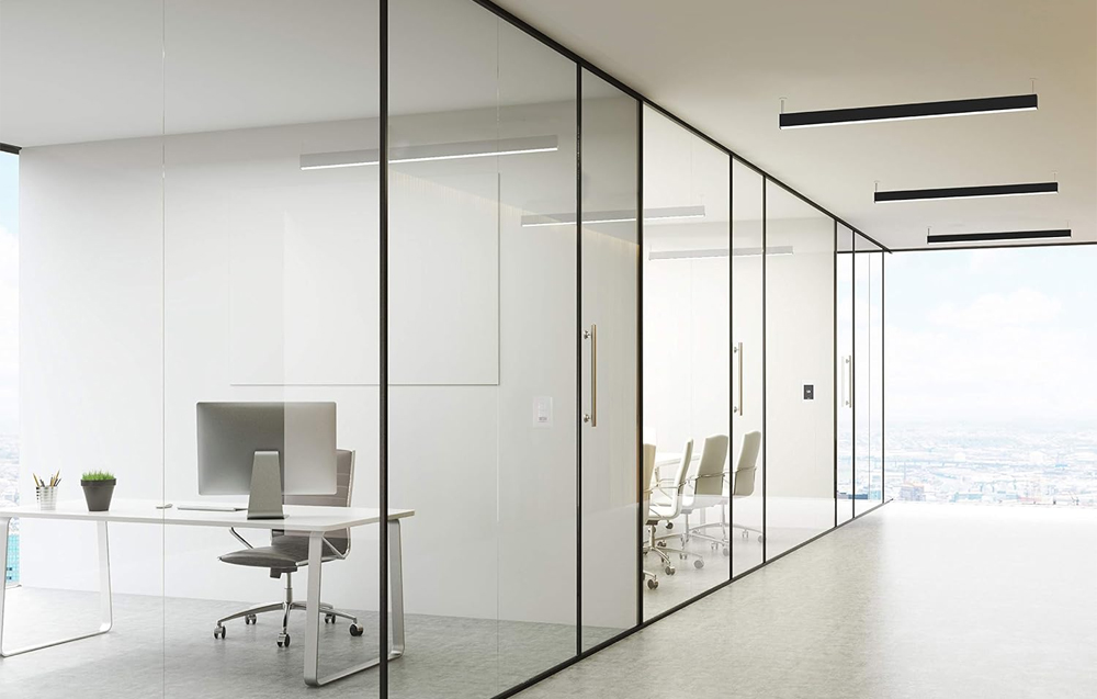 ۲. پارتیشن ضد صدا شیشه‌ای(ترکیب شفافیت و عایق‌بندی صوتی)